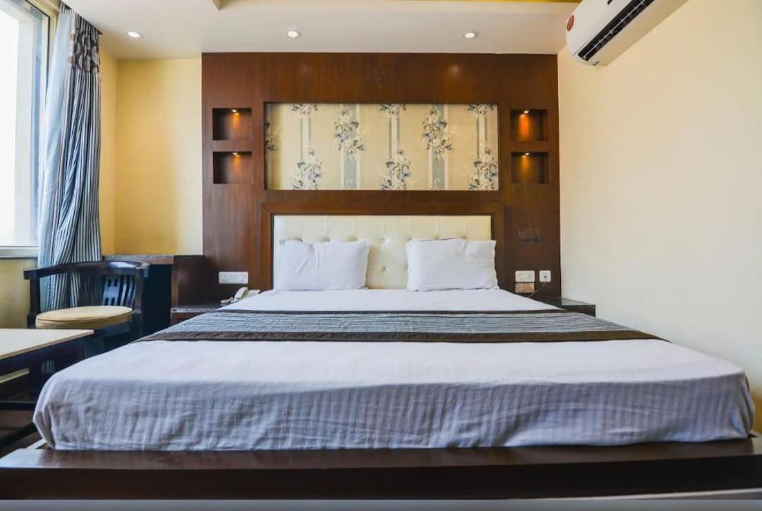 Hotel Opulence Pathānkot Kültér fotó