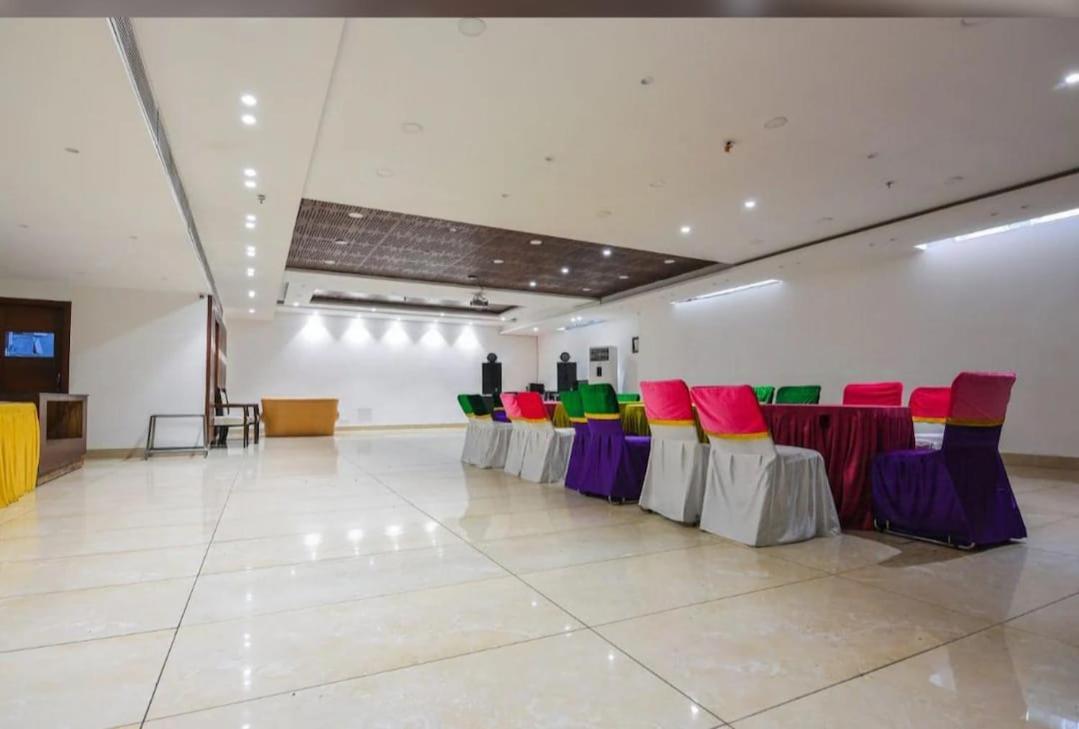 Hotel Opulence Pathānkot Kültér fotó