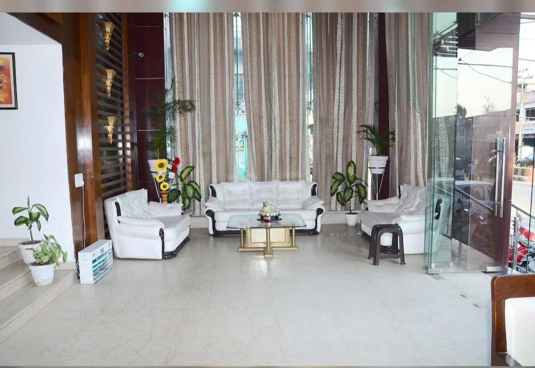 Hotel Opulence Pathānkot Kültér fotó